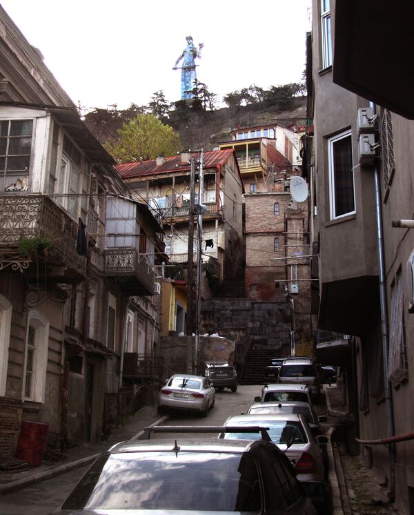 Прикасаться неумелой рукой к историческим тбилисским кварталам, определяющим древнее лицо города – огромный грех. Путь лучше и дальше терпеливо дожидаются своего часа. Он непременно настанет! - Sputnik Грузия