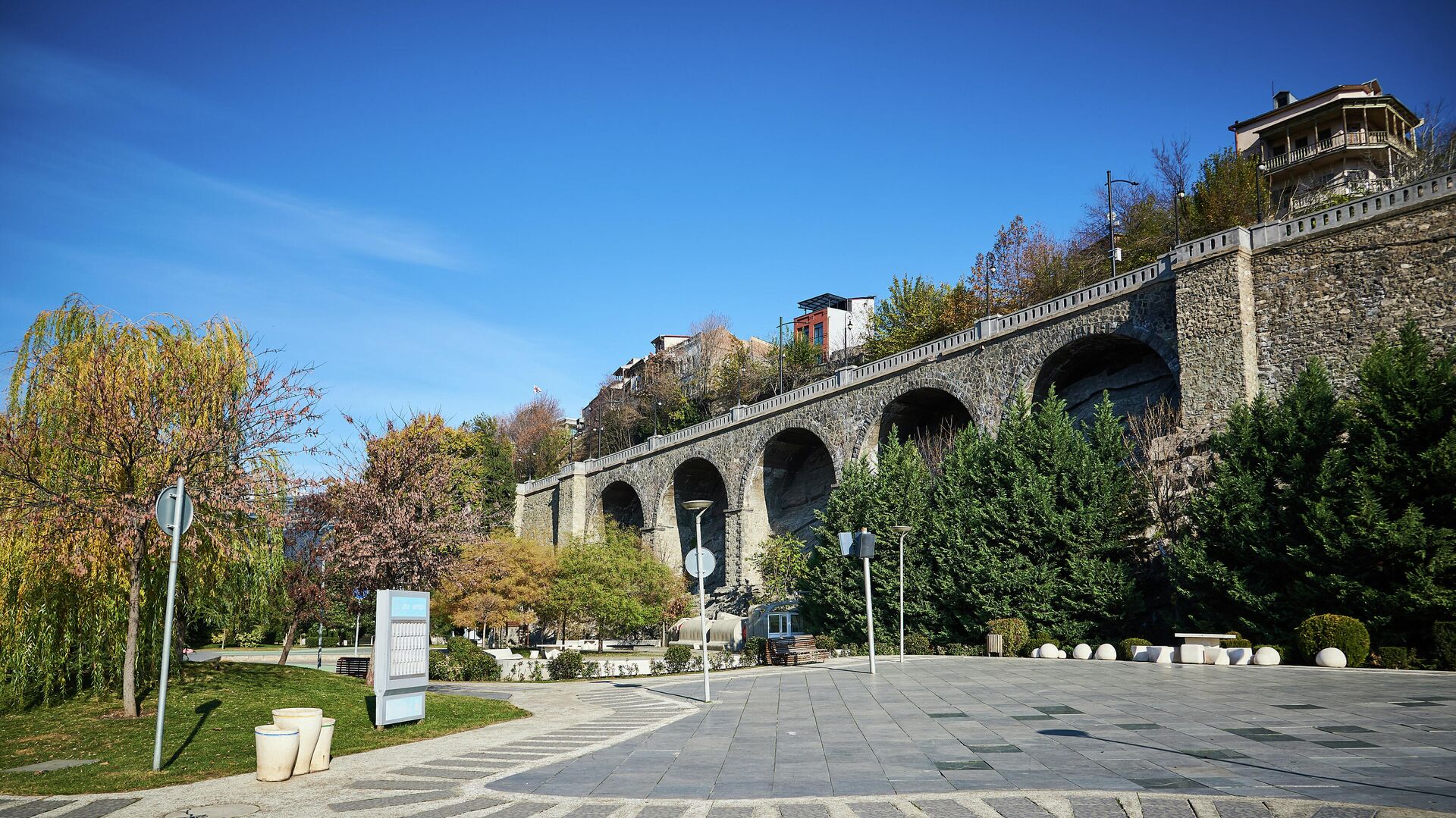 Вид на город Тбилиси - подъем к метро Авлабари - Sputnik Грузия, 1920, 13.01.2022