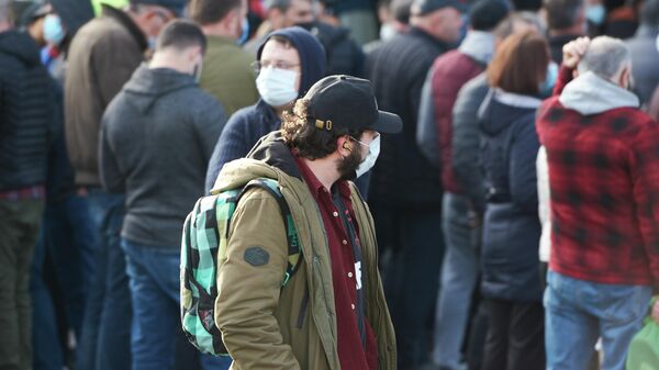 Эпидемия коронавируса - люди на улице в масках - Sputnik Грузия