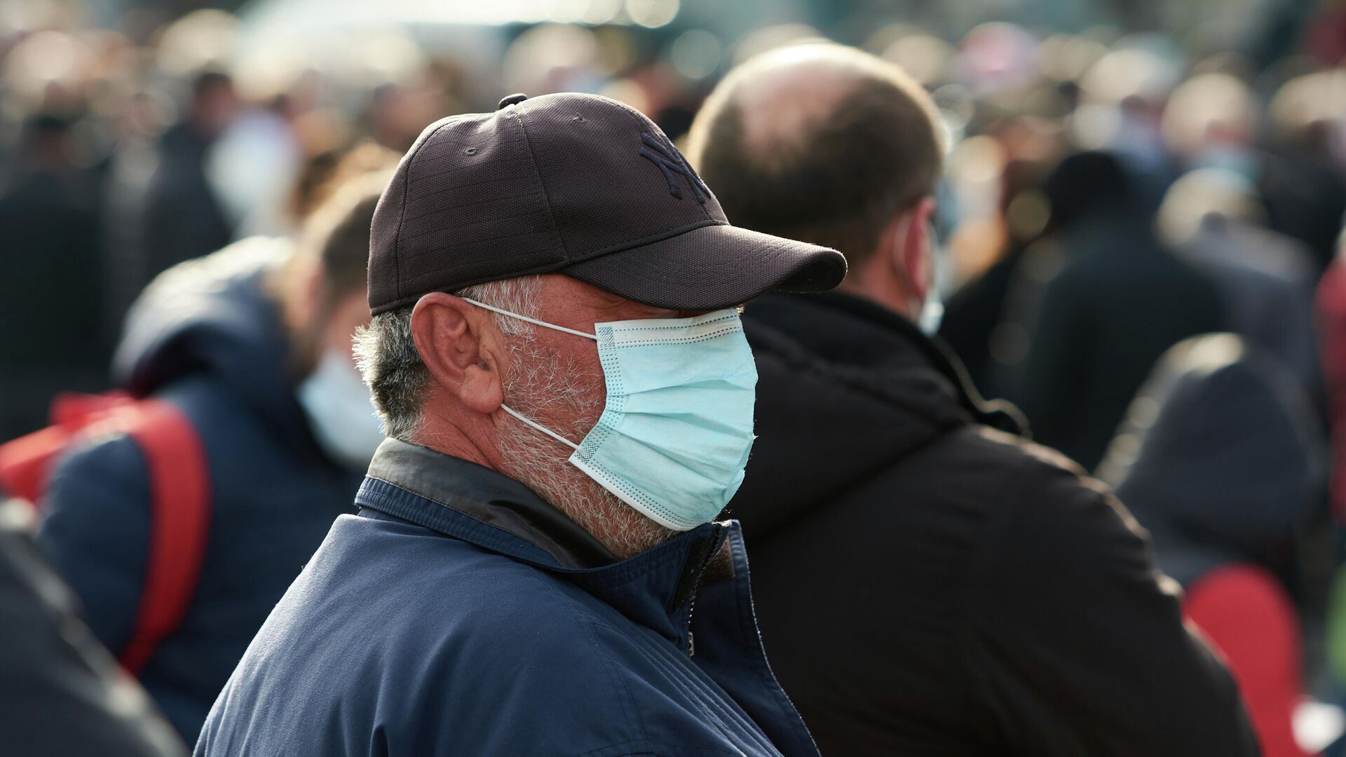 Эпидемия коронавируса - пожилые люди на улице в масках - Sputnik Грузия, 1920, 01.12.2021