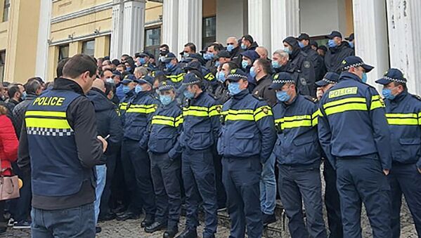Поэтому там, где проходили акции протеста оппозиции, выставлялись усиленные кордоны полиции - Sputnik Грузия