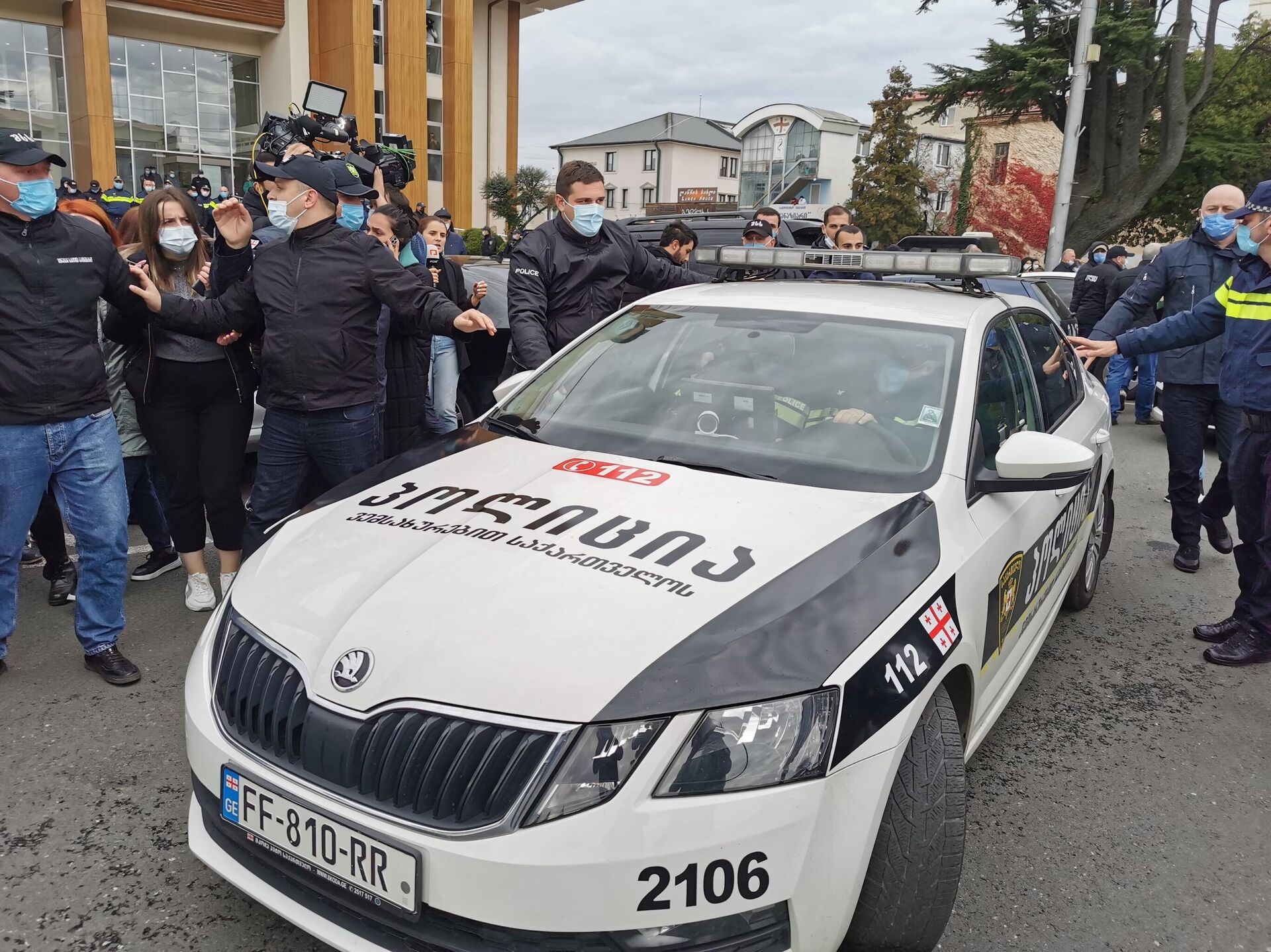 Полиция задерживает участников акции протеста оппозиции у здания администрации в Зугдиди 26 ноября 2021 года - Sputnik Грузия, 1920, 26.11.2021