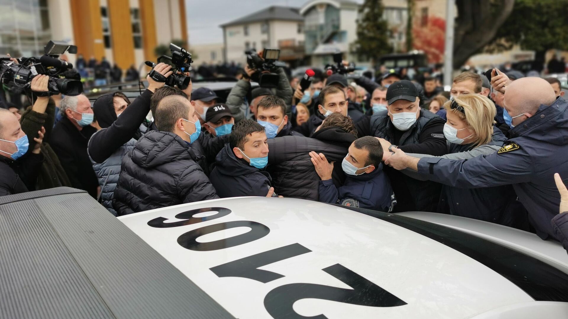 Полиция задерживает участников акции протеста оппозиции у здания администрации в Зугдиди 26 ноября 2021 года - Sputnik Грузия, 1920, 03.12.2021
