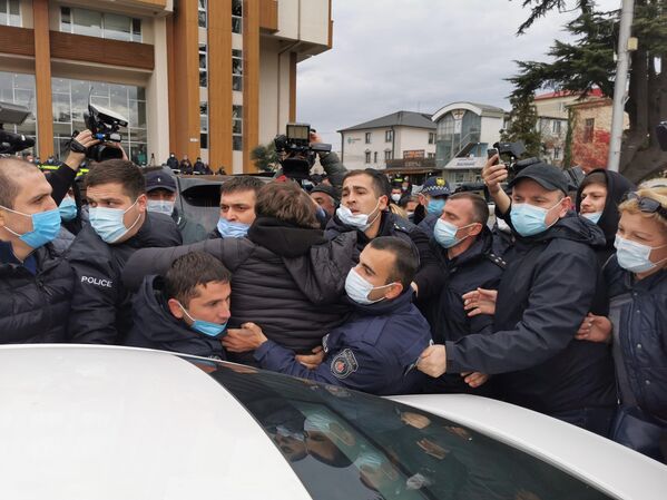 В результате стычек и инцидентов с представителями правоохранительных органов, ряд сторонников оппозиции были задержаны - Sputnik Грузия