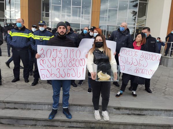 Протестующие сторонники оппозиции остались снаружи - Sputnik Грузия