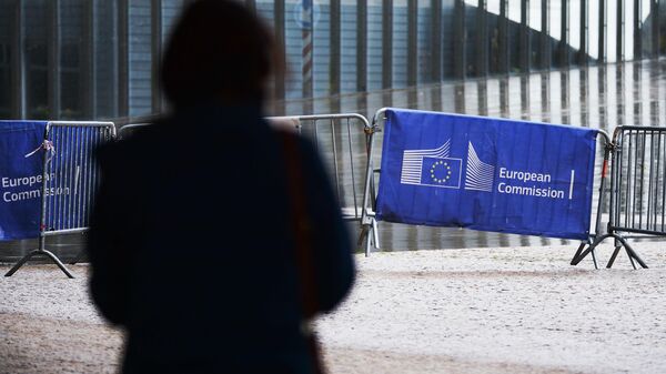 Логотип Евросоюза на ограждении возле здания штаб-квартиры Европейского парламента в Брюсселе. - Sputnik Грузия