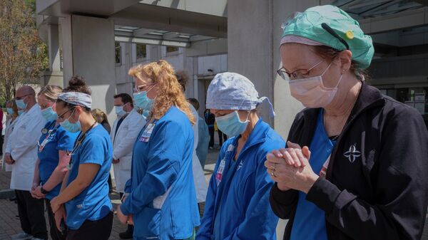 Медики в госпитале Сан Франциско молятся . Пандемия коронавируса - Sputnik Грузия