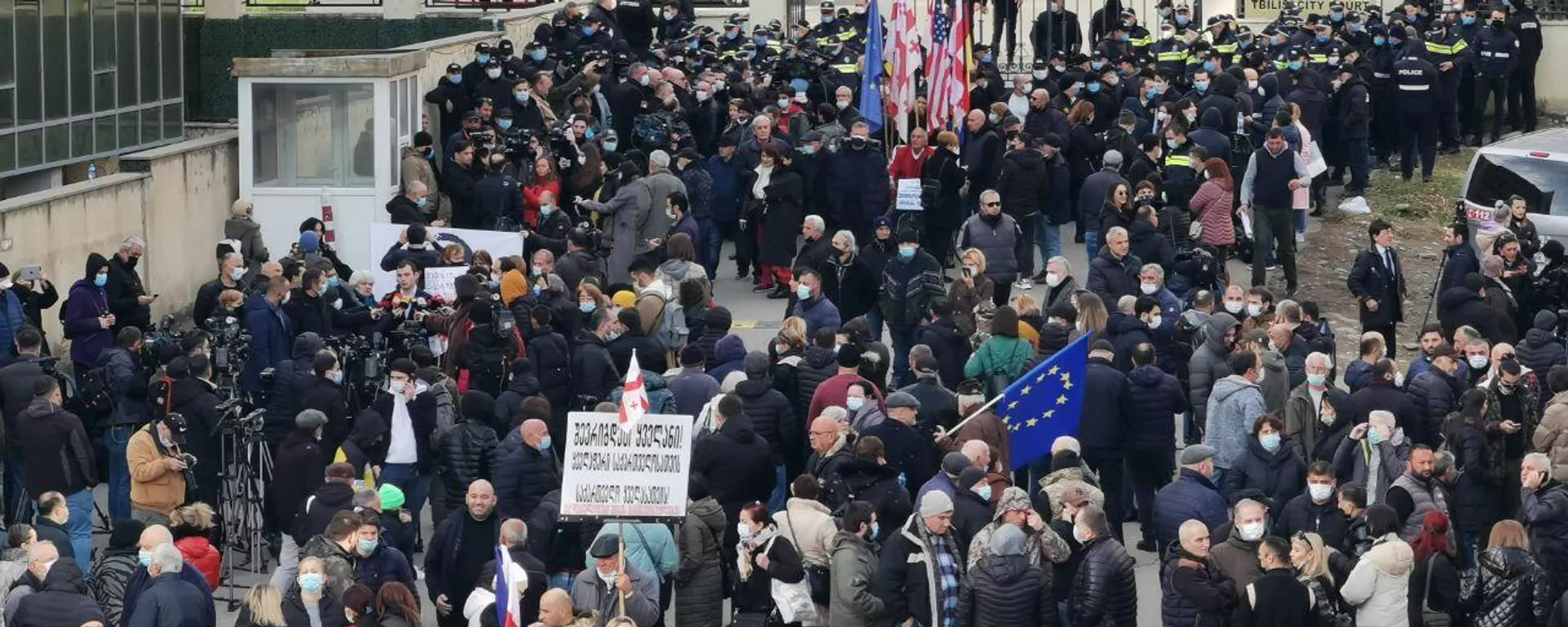 Протестующие сторонники Саакашвили у входа на территорию Тбилисского городского суда 29 ноября 2021 года - Sputnik Грузия, 1920, 29.11.2021