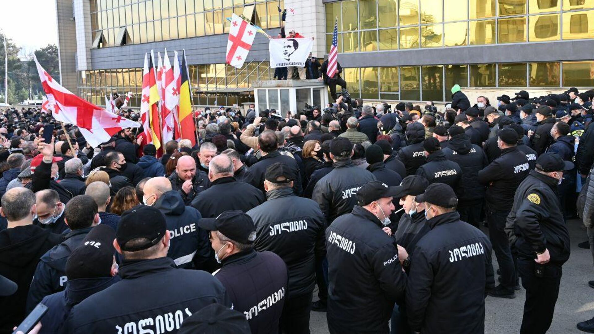 Протестующие сторонники Саакашвили у входа на территорию Тбилисского городского суда 29 ноября 2021 года - Sputnik Грузия, 1920, 29.11.2021
