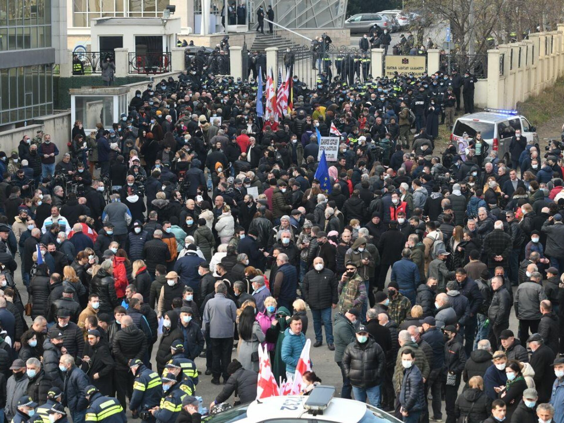 Грузия события сегодня свежие новости. Митинг Саакашвили. Протесты в Грузии. Саакашвили протесты. Толпа у суда.
