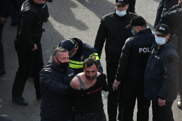 Некоторых участников протеста полиция задержала за неподчинение требованиям правоохранительных органов и нарушение порядка - Sputnik Грузия