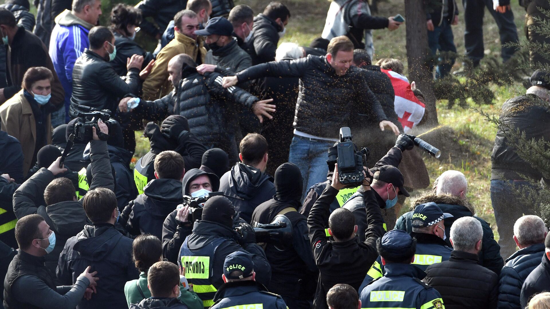 Полиция задерживает участников акции. Протестующие сторонники Саакашвили у Тбилисского городского суда 29 ноября 2021 года - Sputnik Грузия, 1920, 01.12.2021
