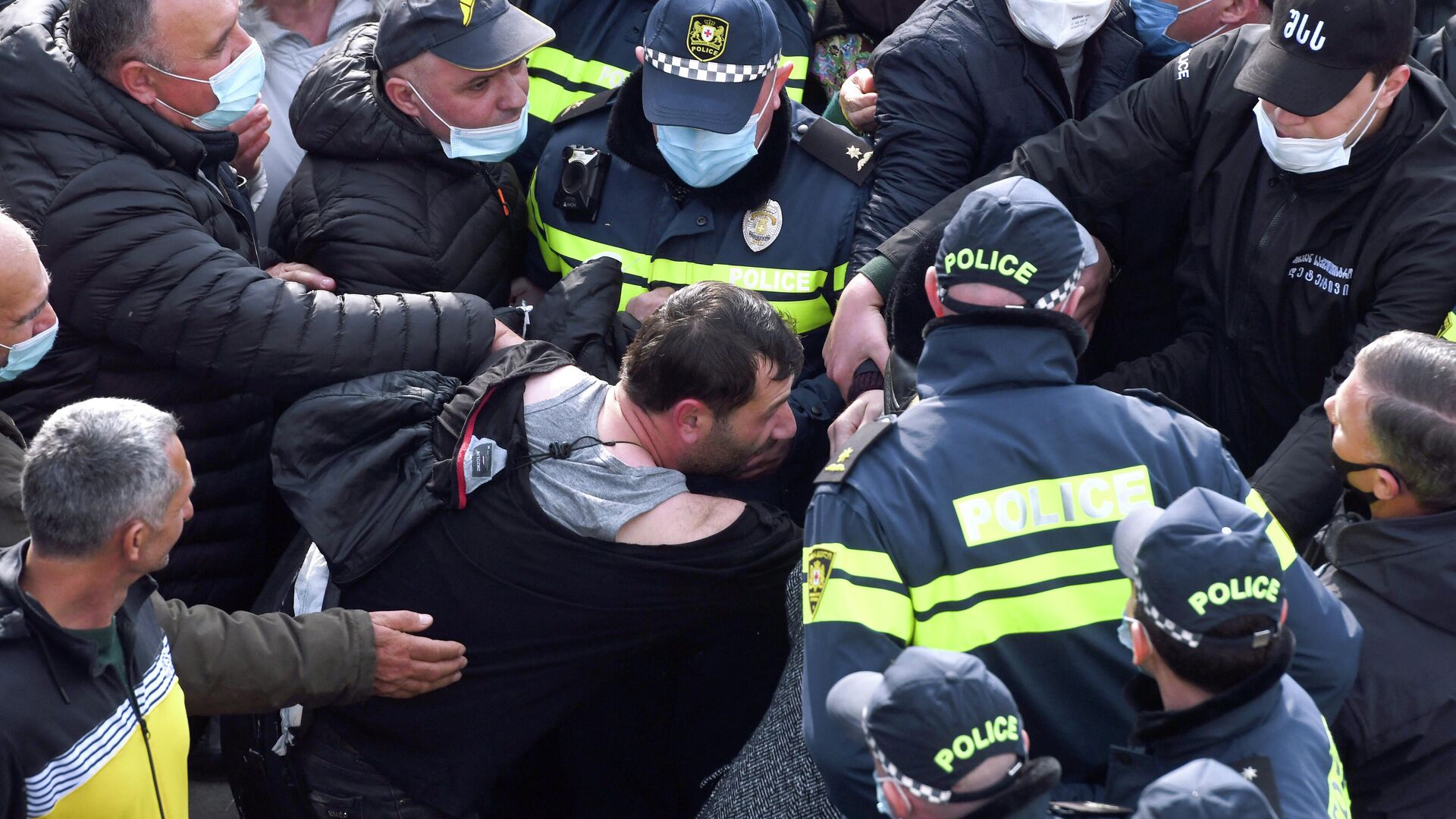 Полиция задерживает участников акции. Протестующие сторонники Саакашвили у Тбилисского городского суда 29 ноября 2021 года - Sputnik Грузия, 1920, 29.11.2021