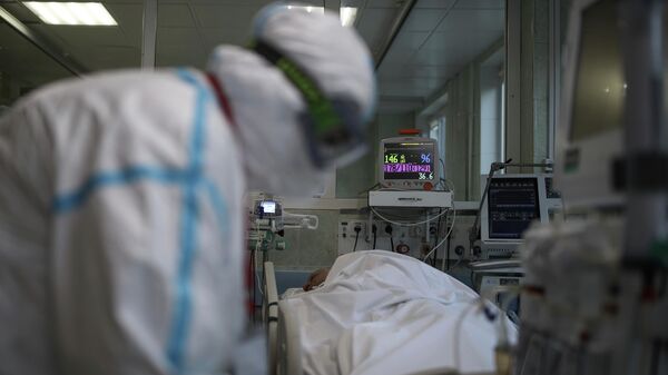 Пандемия коронавируса - врачи лечат зараженных пациентов в больнице - Sputnik Грузия