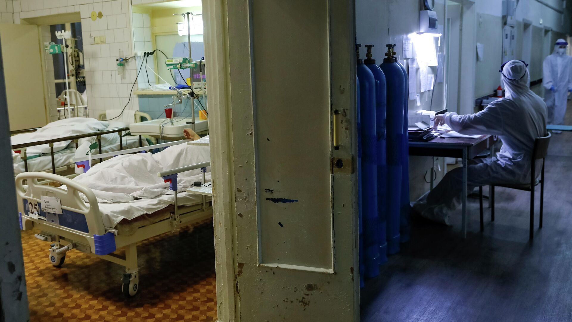 Пандемия коронавируса - врачи лечат зараженных пациентов в больнице в России - Sputnik Грузия, 1920, 20.07.2022