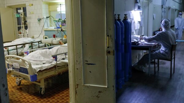 Пандемия коронавируса - врачи лечат зараженных пациентов в больнице в России - Sputnik Грузия