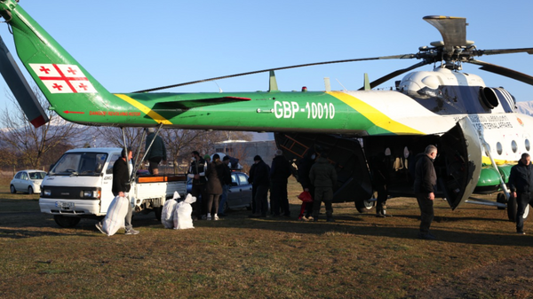 Вертолет пограничной полиции Грузии выполняет рейс из Алвани в Тушети - Sputnik Грузия