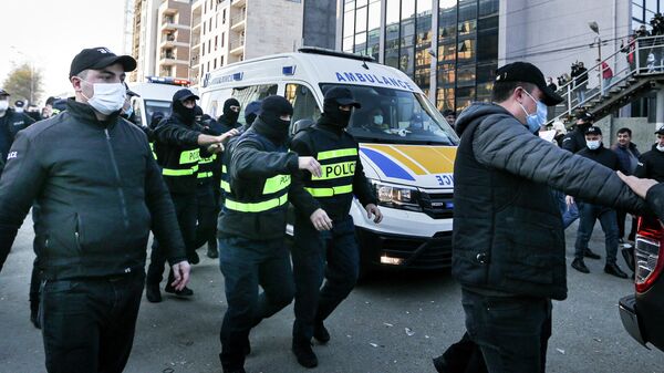 Суд над Михаилом Саакашвили. Скорая помощь 112 и полицейские у Тбилисского городского суда - Sputnik Грузия