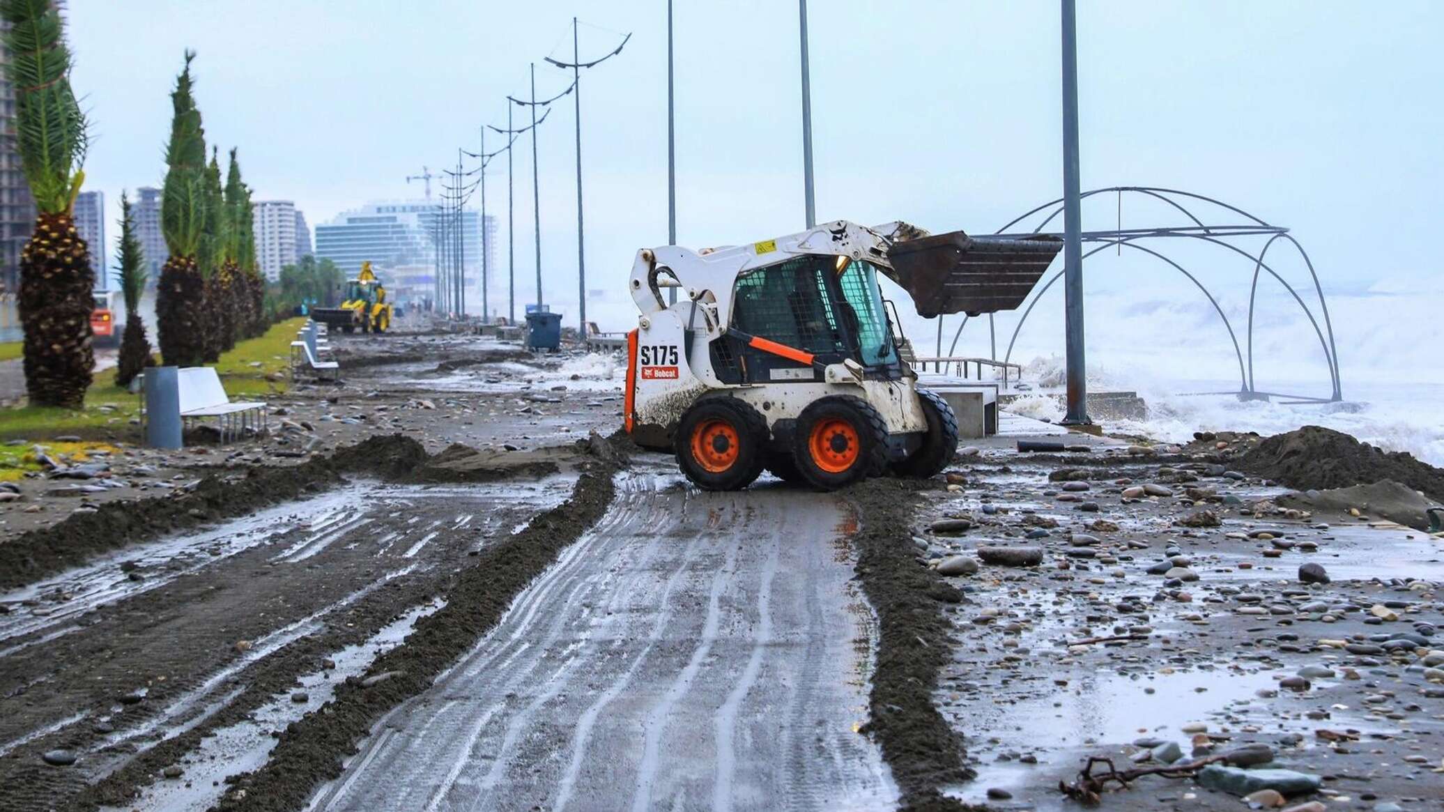 Батуми после шторма. Батуми ураган 2023. Шторм в Батуми. Батуми шторм 2022. Ураганный ветер в Батуми.