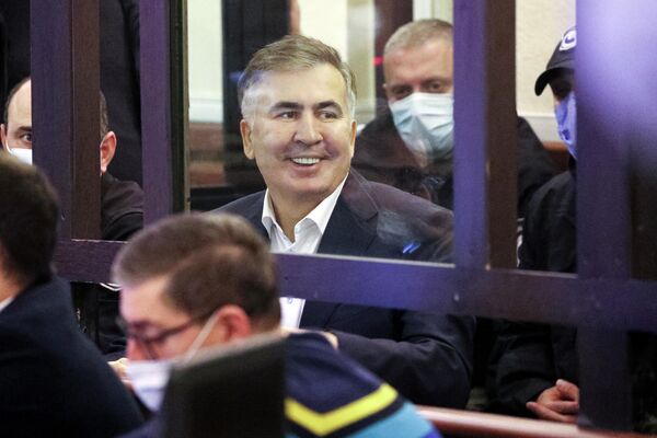 Как только прессе разрешили присутствовать на заседании суда, появились первые кадры улыбающегося Михаила Саакашвили за решеткой - Sputnik Грузия