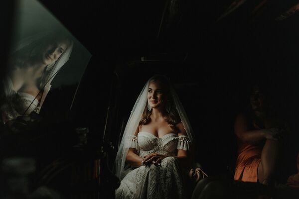 Снимок еще одного канадца Майка Валлели, которому достался приз за лучший сольный портрет. Он сказал, что решил сделать фотографию в момент, когда невеста открыла окно лимузина. Валлели заметил, что свет прекрасно падает на девушку - Sputnik Грузия
