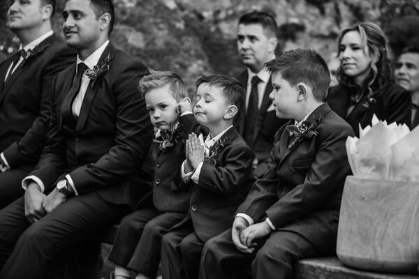 Милых детей - гостей церемонии бракосочетания - запечатлел фотограф из Австралии Крис Джеллард. Снимок стал финалистом конкурса в категории &quot;Единый кадр&quot; - Sputnik Грузия