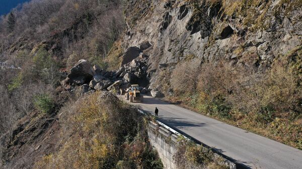 ЧП на дороге в регионе Сванети близ Местиа - огромный камень и более мелкие упали на дорогу - Sputnik Грузия