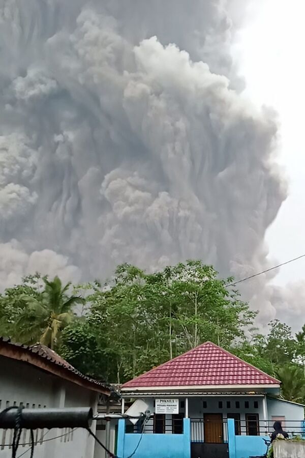 Вулкан Семеру на острове Ява в Индонезии начал извергаться второй раз за несколько месяцев - Sputnik Грузия