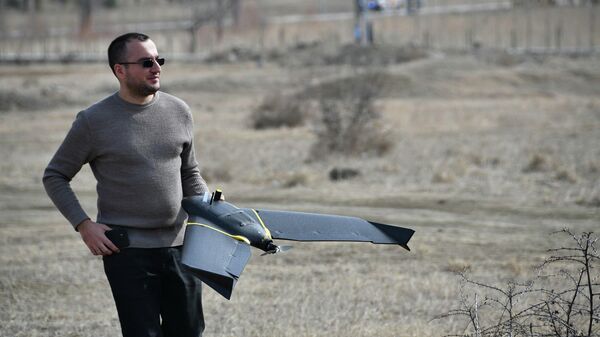 Представитель Национального агентства окружающей среды Виталий Мачавариани запускает дрон - Sputnik Грузия