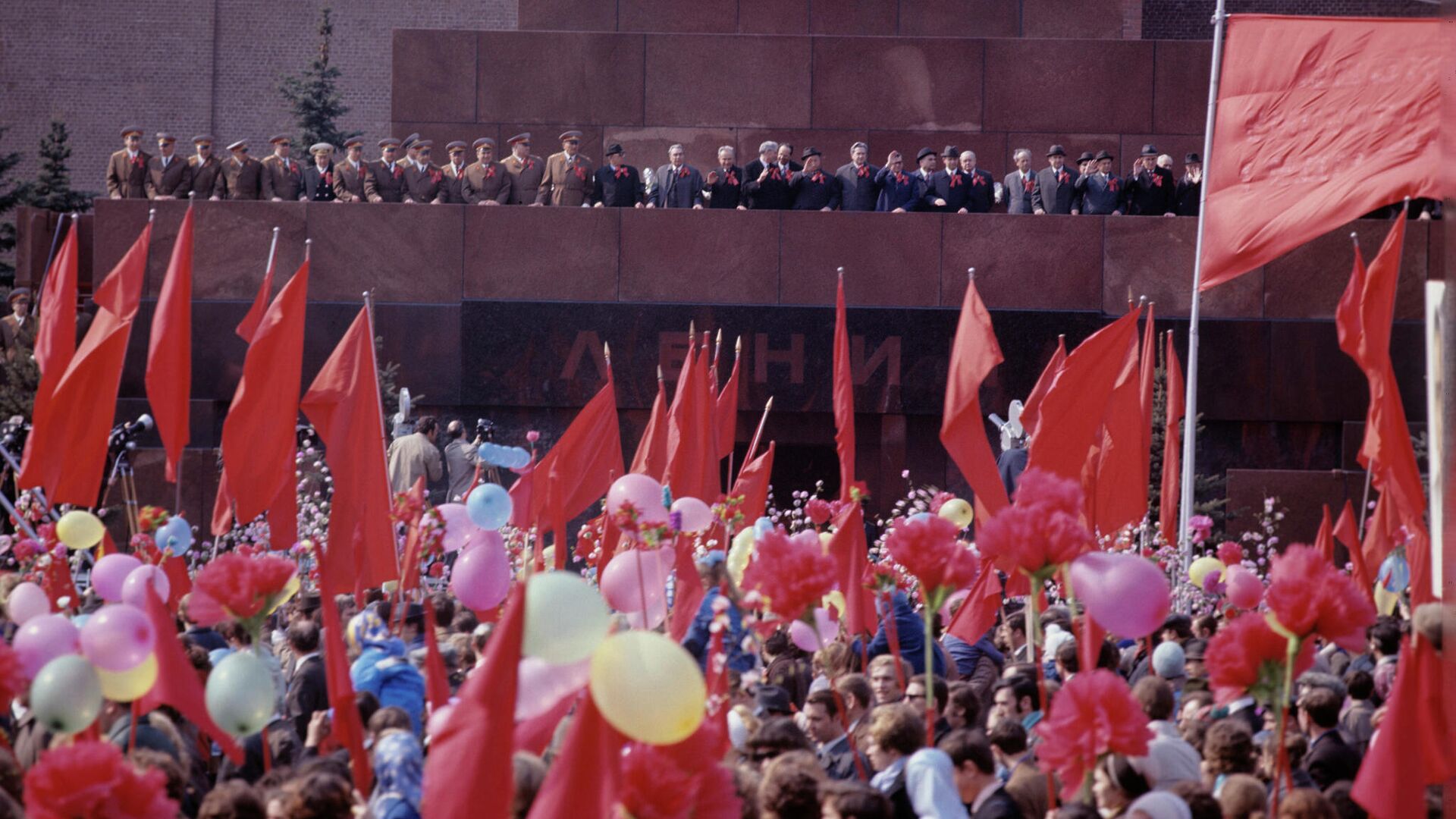 Праздничная демонстрация на Красной площади в День международной солидарности трудящихся.  - Sputnik Грузия, 1920, 08.12.2021