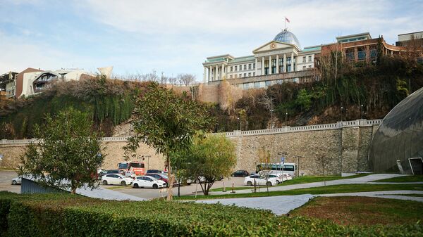 Вид на город Тбилиси - президентский дворец в районе Авлабари зимой в солнечный день  - Sputnik Грузия