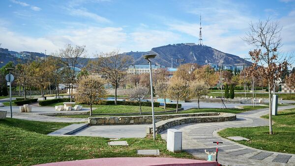 Вид на город Тбилиси - гора Мтацминда, парк Рике и центр столицы зимой в солнечный день - Sputnik Грузия