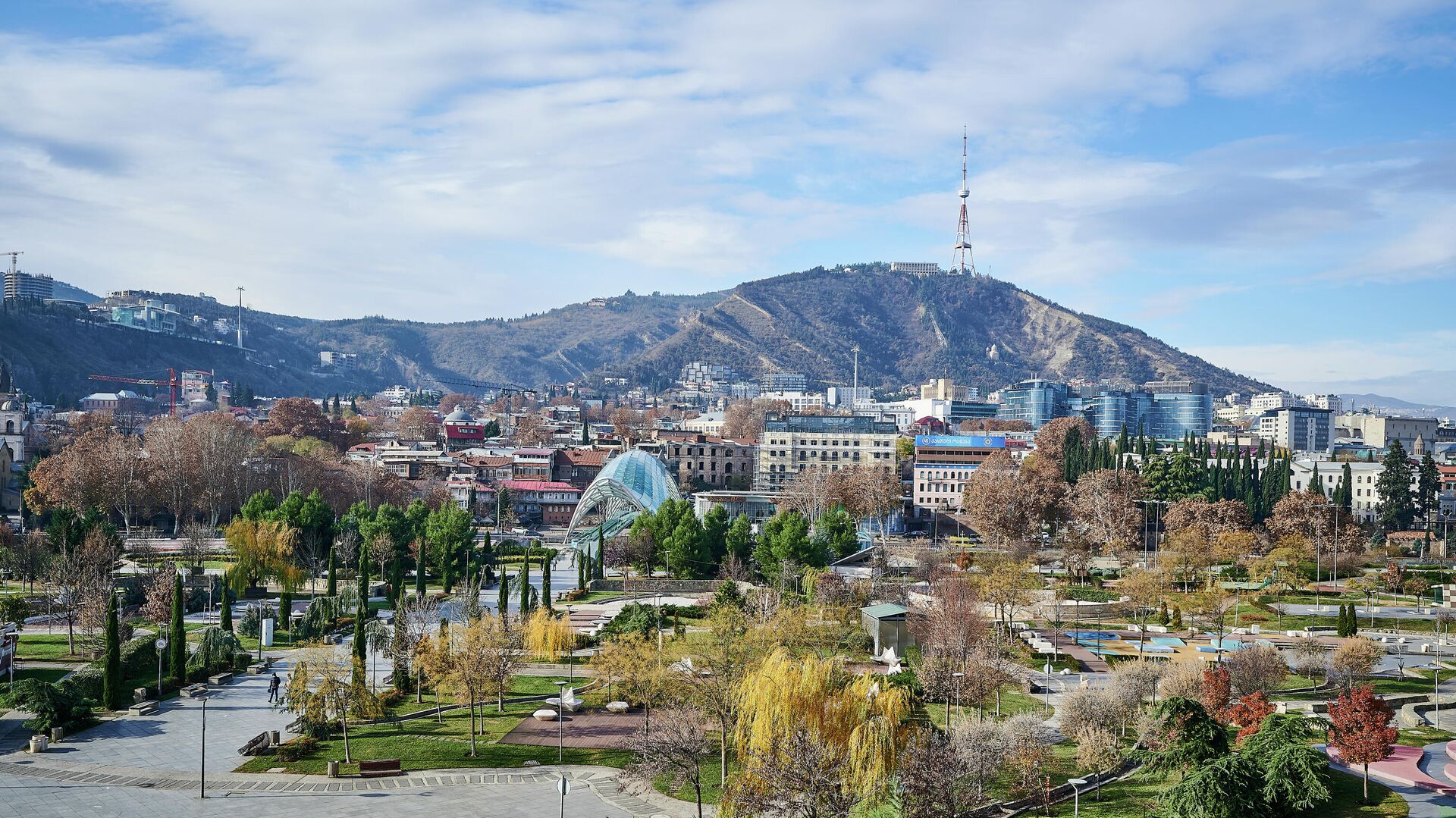 Вид на город Тбилиси - гора Мтацминда, парк Рике и центр столицы зимой в солнечный день - Sputnik Грузия, 1920, 19.12.2021