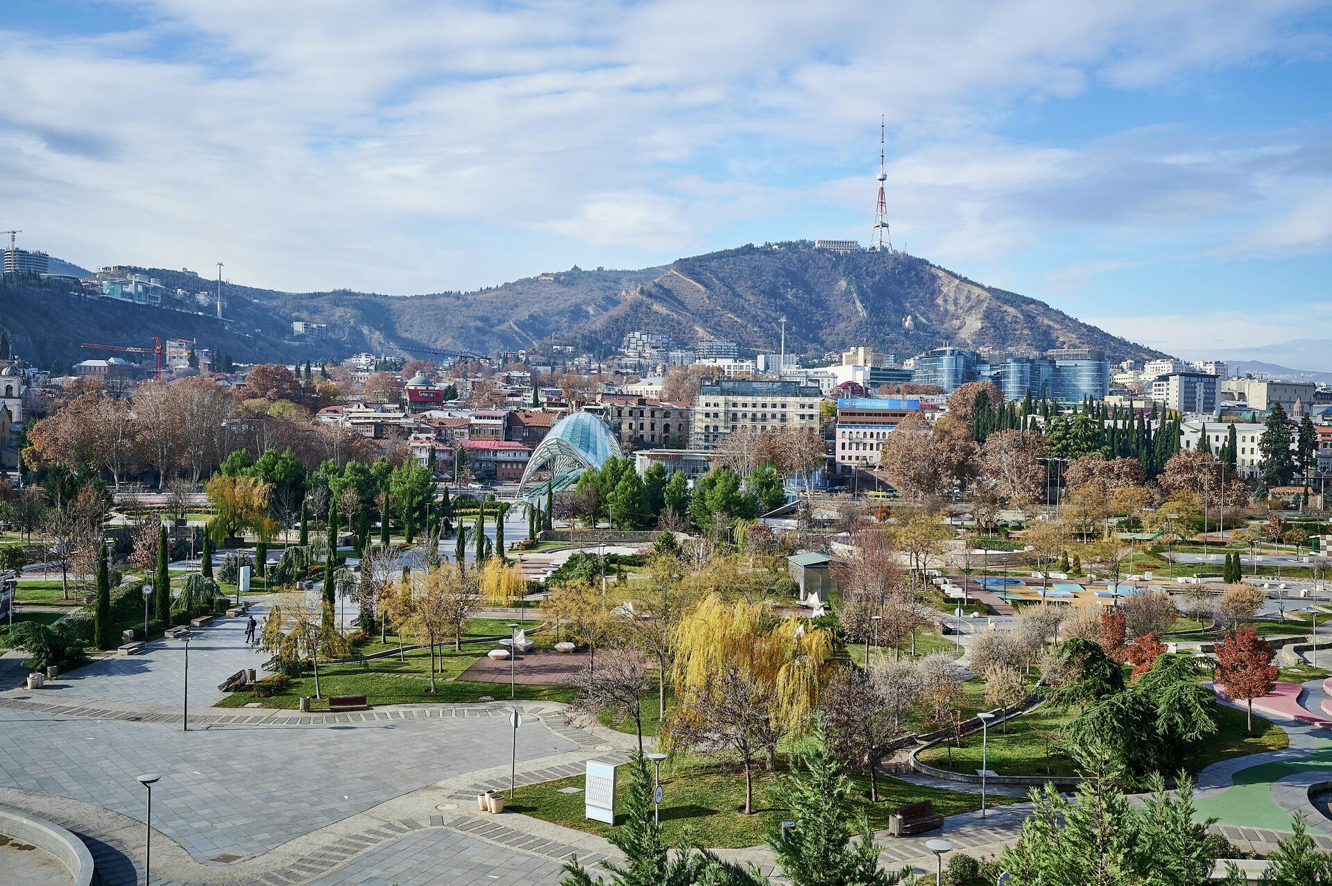 Вид на город Тбилиси - гора Мтацминда, парк Рике и центр столицы зимой в солнечный день - Sputnik Грузия, 1920, 18.09.2022