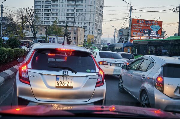 По словам мэра, в обычные дни по дорогам Тбилиси передвигается около 650 тысяч автомобилей в сутки. - Sputnik Грузия