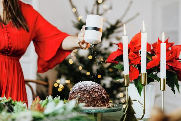 Благодаря тому, что пуансеттия цветет зимой, она стала популярным праздничным рождественским растением - Sputnik Грузия