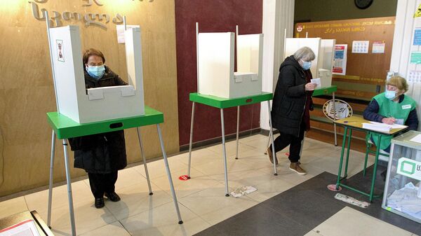 Выборы в Грузии. Кабинки для голосования и избиратели - Sputnik Грузия