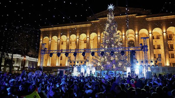 На главной елке Грузии зажглись огни: Тбилиси готов встретить Новый год! - видео - Sputnik Грузия