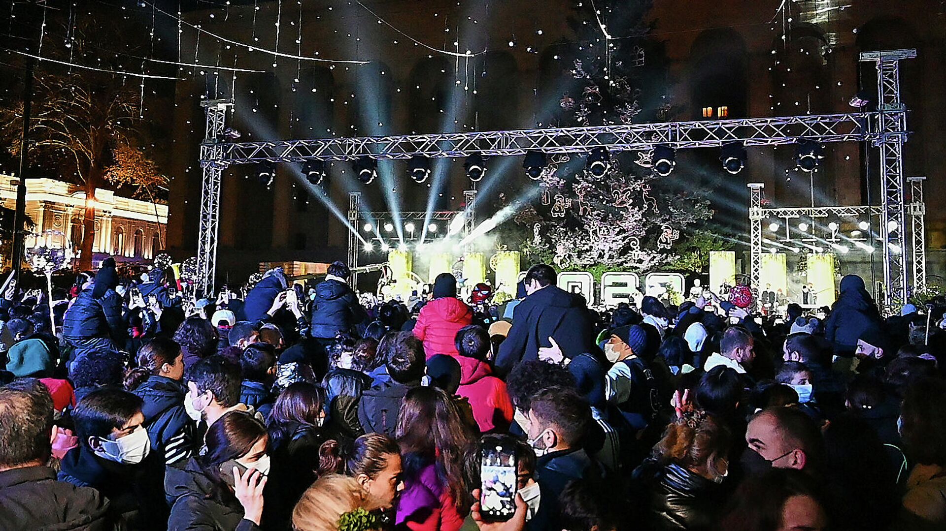 Церемония зажжения новогодних огней на главной елке Грузии на проспекте Руставели - Sputnik Грузия, 1920, 09.12.2021