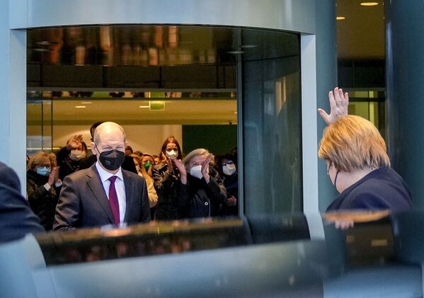 Бывший канцлер Германии Ангела Меркель машет на прощание новому канцлеру Олафу Шольцу в Берлине - Sputnik Грузия