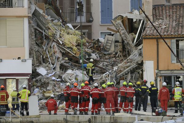 Французские пожарные после обрушения здания в Санари-сюр-Мер - Sputnik Грузия