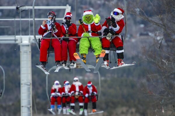 Лыжники принимают участие в ежегодном лыжном забеге Санта-Клауса на Сандей-Ривер в Ньюри, США - Sputnik Грузия