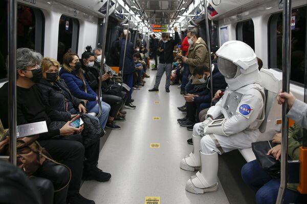 Мужчина в костюме астронавта едет в метро в рамках кампании по продвижению космической выставки НАСА в Стамбуле, Турция. - Sputnik Грузия