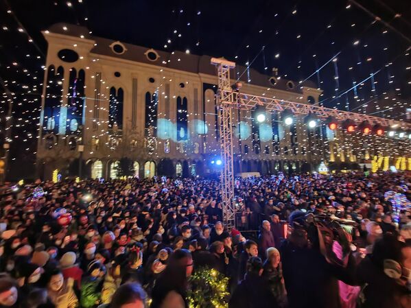 Тысячи людей заполнили проспект Руставели, начиная от площади Свободы и до отеля &quot;Тбилиси Мэрриот&quot;.  - Sputnik Грузия