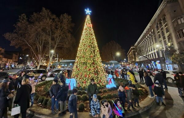 А это площадь Орбелиани в центре Тбилиси. Тут будет новогодняя ярмарка и пройдут концерты и другие праздничные мероприятия.  - Sputnik Грузия
