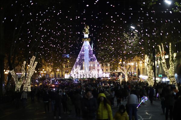 Так выглядит празднично украшенная к Новому году площадь Свободы в центре Тбилиси. Статуя Святого Георгия в ее центре тоже превращается в новогодний символ.  - Sputnik Грузия