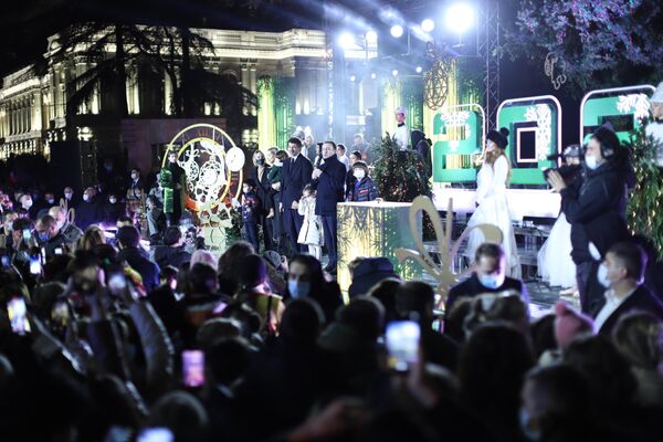 Церемония зажжения огней проходила в торжественной обстановке с участием мэра Тбилиси Кахи Каладзе и премьер-министра Ираклия Гарибашвили.  - Sputnik Грузия