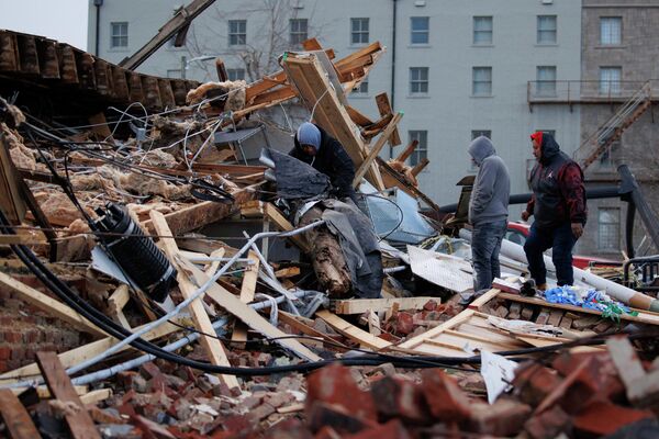Ведется разбор завалов, вызванных торнадо. &quot;Мы считаем, что количество жертв превысит 50 человек, возможно, приблизится к 70 или даже 100&quot;, – сказал губернатор штата Кентукки. - Sputnik Грузия