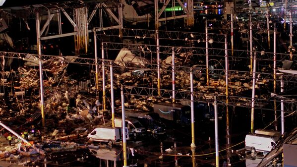 Из-за торнадо частично обрушился крупный склад компании Amazon в штате Иллинойс. Там под завалами находятся десятки человек. Это фото с места ЧП. - Sputnik Грузия