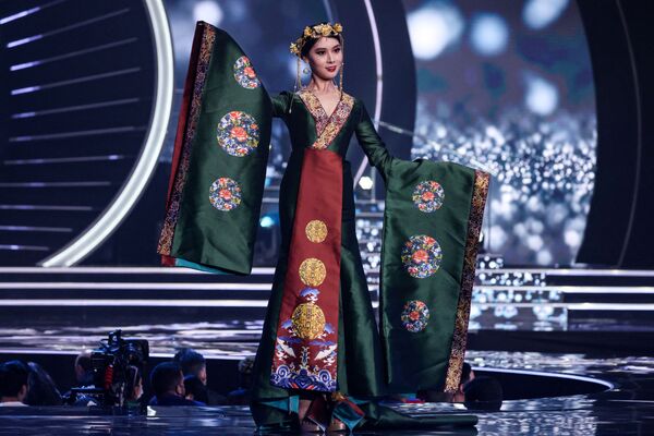 Представительница из Китая Ши Инь Ян, во время презентации национального костюма 70-го конкурса красоты Мисс Вселенная в Эйлате - Sputnik Грузия